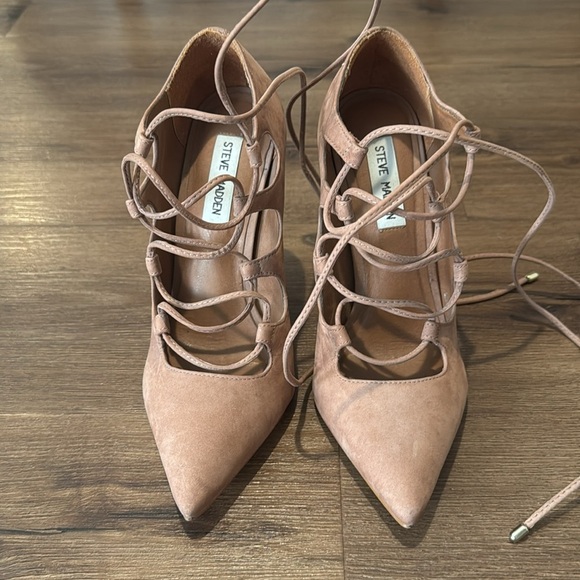 Woman's Tan Steve Madden Pointed Toe, Lace Up Heels. Size 8 - Picture 3 of 8